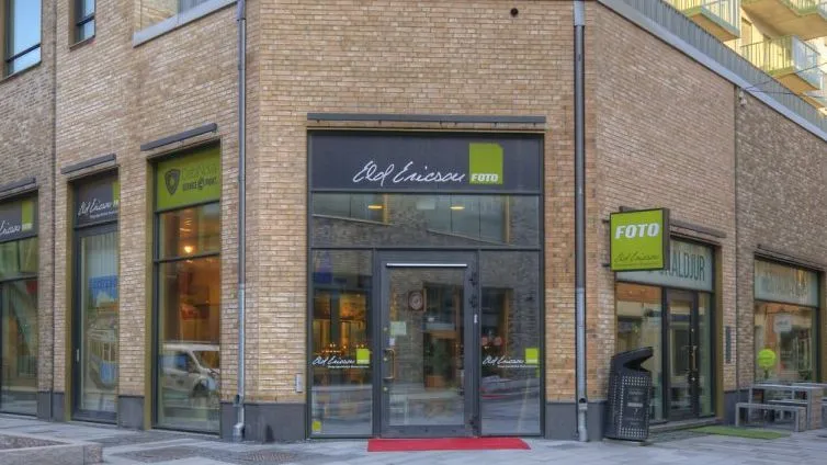 Entrén till Ateljé Utell på Vallgatan i Kungsbacka